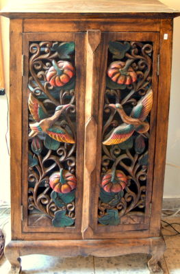 ארונית מפוסלת 2 דלתות תבליטים צבועה ביד עם מדפי עץ וזכוכית גובה 102 ס"מ משטח עליון 34 ס"מ על 54 