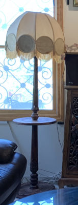 מנורה עמוד עץ ואהיל בד גובה 170 ס"מ קוטר בסיס 38 ס"מ זקוקה לחידוש העץ במשטח 