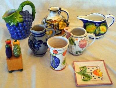 לוט 8 פריטי קרמיקה שונים חלקם חתומים כולל קנקנים צלחת ועוד גובה ממוצע 12-22 ס"מ