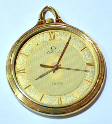 שעון כיס OMEGA DE VILLE מנגנון קוורץ זקוק לבטרייה ולתיקון המנגנון - ציפוי זהב חתום קוטר 38 מ"מ