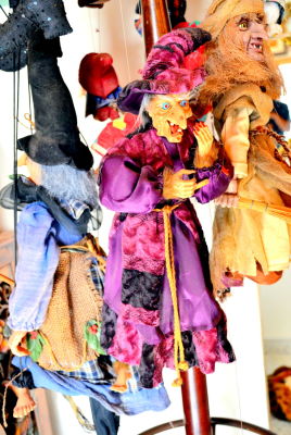 מעמד עץ זקוק לתיקון ואוסף בובות מכשפות 15 יחידות שונות וישנות לתליה גדלים שונים 22-70 ס"מ 