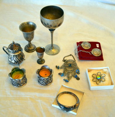 לוט כלים מוכספים כולל גביעי קידוש פמוטים ועוד