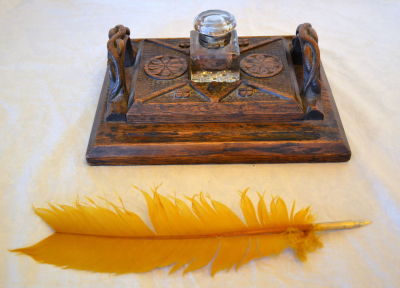 קסת לדיו קריסטל עתיק עם בסיס עץ גילוף עבודת יד עם ידיות בסיס 25X20 ס"מ ועט ציפורן נוצה 27 ס"מ