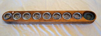 חנוכיית עץ עם בזיכים זכוכית אורך 71 ס"מ 10 ס"מ רוחב גובה 5 ס"מ