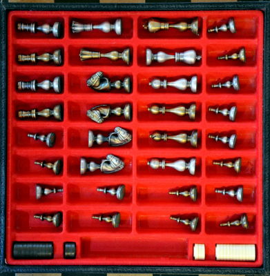 משחק שחמט ודמקה קופסה ציפוי עור חיילים ממתכת תוצרת פירנצה גובה 3.5- 7.5 ס"מ קופסה בגודל 35X35 