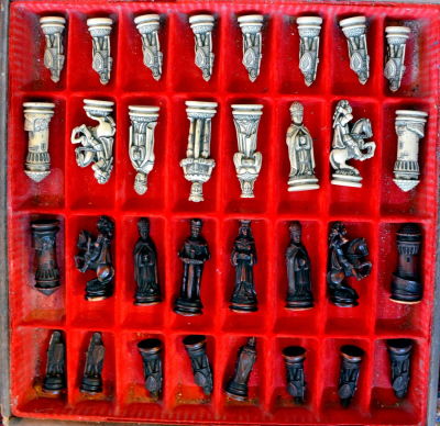 משחק שחמט קופסה ציפוי עור בגודל 61X61 ס"מ מעט פגומה בפינות חיילים גודל 9-13 ס"מ גובה עשויים 