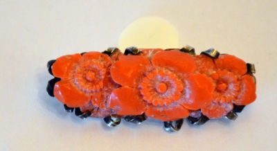 סיכה כסף עתיקה עם קורל צבע סלמון ( שבר בקורל) עבודת גילוף פרחים 2X4.5 ס"מ משקל 10 גרם