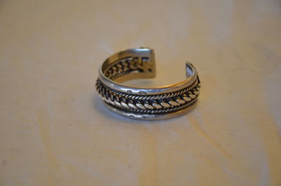 צמיד כסף קשיח חישוק משקל 87 גרם חתום ראו חותמות בצילום פריט עתיק, נדיר ומיוחד