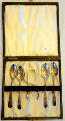 סט כפיות ומלקחיים כסף בקופסה