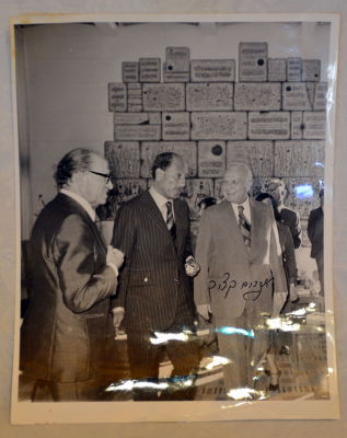 צילום היסטורי 1977 נשיא סאדאת ומנחם בגין ואפרים קציר וחתימה של אפרים קציר 18X23 ס"מ פגמים קטנים 