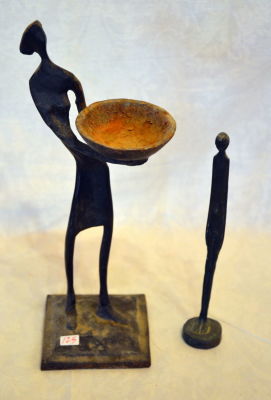 לוט 2 פסלי מתכת שונים 28- 20 ס"מ גובה