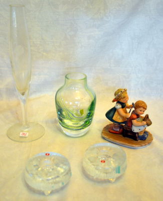 לוט: פיגורת פורצלן GOEBEL גובה 11 ס"מ - 4 פריטי קריסטל 4 ס"מ -12 ס"מ - 24 