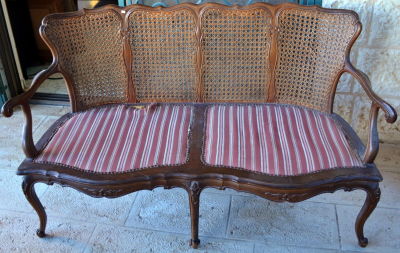 ספה עתיקה 2 מושבים עם משענות גב עבודת רשת כפולה 
אירפואית מושב הריפוד זקוק לתיקון - הקש עבר 