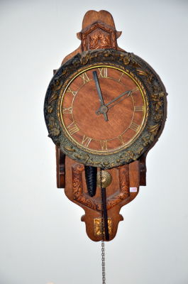 שעון קיר מטוטלת עם משקולת קופסת עץ ושרשרת מתיחה זקוק לתיקון גובה הקופסה 50 ס"מ קוטר לוח כולל 