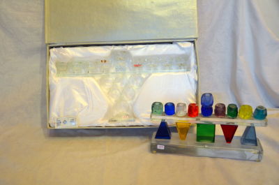 לוט 2 חנוכיות זכוכית - קריסטל אחד בקופסה רוחב 36 ס"מ גובה 19 ס"מ אחד זכוכית צבעונית רוחב 25 ס"מ 