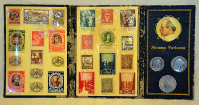 אוסף בולים ומטבעות POSTE VATICANE ROMA כולל 3 מטבעות 25 בולים גודל אריזה 32X16 ס"מ