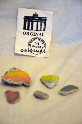 אוסף 5 חלקי החומה של ברלין מקוריים עם תעודת מקוריות קטנה מידת אבן הגדולה 5X5 ס"מ