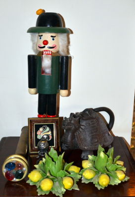 לוט פריטים כולל פסל בובת עץ גובה 40 ס"מ קלידוסקופ אורך 27 ס"מ קומקום סיני חתום 24X14 ס"מ זוג 