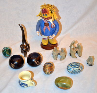 לוט פסלים ופריטים שונים כולל פסל קרמיקה 22 ס"מ גובה פסלונים סיני 5 ס"מ גובה ועוד סה"כ 12 יחידות