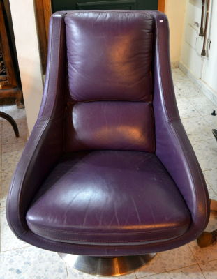 כורסא עור צבע בורדו בסיס מתכת גובה גב 102 ס"מ רוחב מושב 50X60 ס"מ בסיס מתכת מסתובב על 