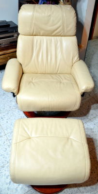 כורסא + הדום מעור צבע קרם משענת ראש מתכוונת בסיס עץ נפתחת לשכיבה מצב טוב מעט שריטות במשענות 