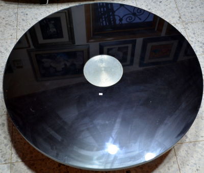 שולחן סלוני לוח עגול עץ ומשטח זכוכית קוטר 100 ס"מ גובה 35 ס"מ בסיס עץ ומתכת 
פינוי 