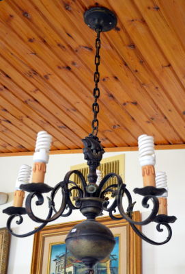 מנורה תקרה 5 קנים נחושת וברזל תלויה על שרשרת מעוטר ספינת מפרש בראש המנורה גובה לא כולל שרשרת 45 