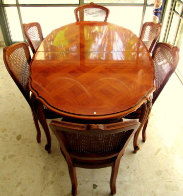 סט פינת אוכל בעיצוב עתיק באיכות ומצב מעולה -שולחן 161X102ס"מ -גובה 76 ס"מ נפתח עם 2 פלטות 