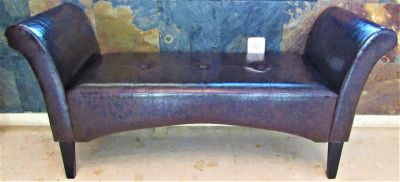 ספת אוהבים דמוי עור במצב כחדש רוחב 134 ס"מ - עומק 45 ס"מ גובה מושב 43 ס"מ - גובה משענות 66 