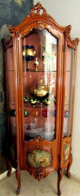 ארון ויטרינה בעיצוב עתיק עם ציורי יד על עץ -- זכוכיות קעורות - דלת אחת -גובה 187 ס"מ - 
רוחב גב 