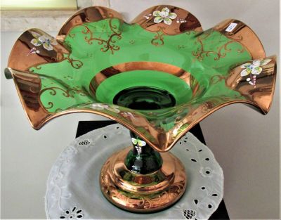 קערת קריסטל על רגל איטלקי עם עיטורי זהב ופרחים עבודת יד איכותי ללא פגמים 
גובה 23 ס"מ - קוטר 30 