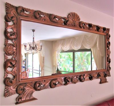 מראה גדולה במסגרת עץ מגולף עבודה איכותית מצב מעולה - גודל 2.02X1.16 מ' 
מראה 1.68X 0.68 