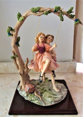 פסל חתום - חומר יצוק בסיס עץ 23.5X26 ס"מ - גובה 38 ס"מ 
הפריט נמצא בבית פרטי בנתניה - הקונה 