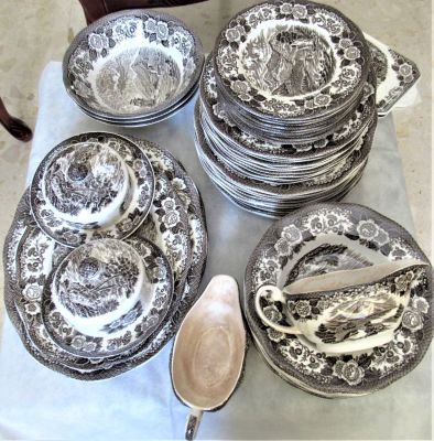 סרויס פורצלן אנגלי ישן ל 12 סועדים כולל : 12 צלחות 25 ס"מ קוטר - 12 צלחות למרק 22 ס"מ קוטר - 
11 