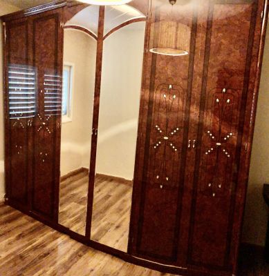 ארון 6 דלתות מודרני בסגנון ארט דקו עם 2 מראות מצב מעולה 
גובה 2.4 מטר - רוחב 2.80 מטר - עומק 62 