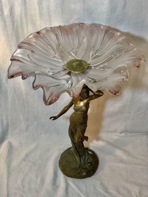 פסל ברונזה גובה 40 ס"מ - סנטר פיס עם צלחת זכוכית אומנותית עם תבליטים וגווני צבע שונים בקוטר 32 