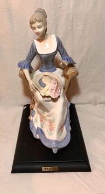 פסל פיגורת פורצלן מרשימה וגדולה דמות נערה עם כובע בידה - גובה 34 ס"מ - 
בסיס עץ 26X18 ס"מ - ללא 