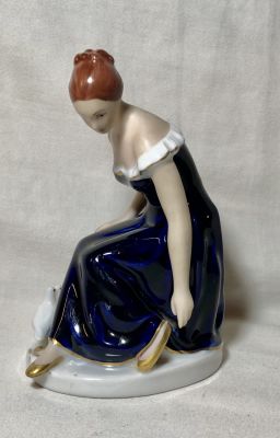פיגורת פורצלן ROYAL DUX צ'כוסלובקיה צבוע ביד חתום וממוספר - גובה 13.5 ס"מ