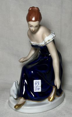 פיגורת פורצלן ROYAL DUX צ'כוסלובקיה צבוע ביד חתום וממוספר - גובה 13.5 ס"מ