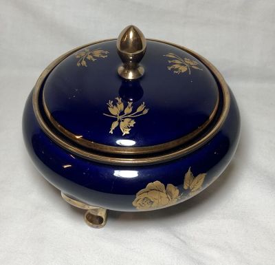 כלי עם מכסה פורצלן קובלט וזהב חתום ROYAL BAVARIA KPM GERMANY 
קוטר 13 ס"מ - גובה כולל מכסה 12 