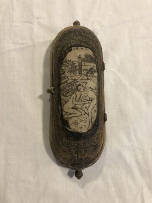 קופסת עץ ועצם מגולף עבודת יד מעוטר ציורים חריטות ארוטיים גודל 19X7X5 ס''מ (שבר קטן בפינה)