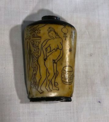 בקבוקון הרחה סיני עתיק ארוטי חתום עם תחתית וחלק עליון עץ עבודת יד גודל 7.5X5 ס''מ 
חסק פקק