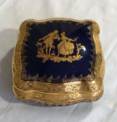 קופסת פורצלן לימוז LIMOGES מעוטר ציורים מוזהבים גודל 12X12 ס''מ גובה 6 ס''מ (צ'יפ קטן בחלק 