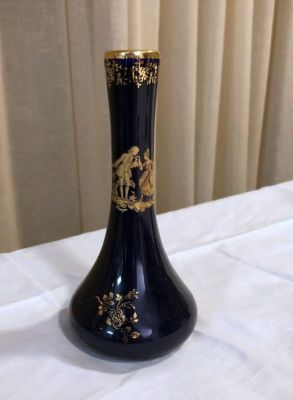 אגרטל פורצלן לימוז LIMOGES מעוטר דמויות ופרחים מוזהבים גובה 15.5 ס''מ חתום