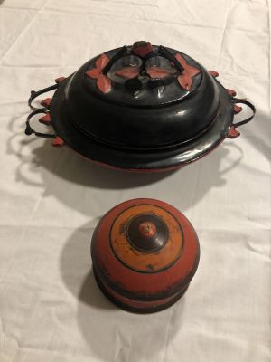 לוט 2 קופסאות עץ מצופה צבע- מבורמה פריט ישן גודל:30X22X14 ס''מ , גובה 9 ס''מ קוטר 11 ס''מ