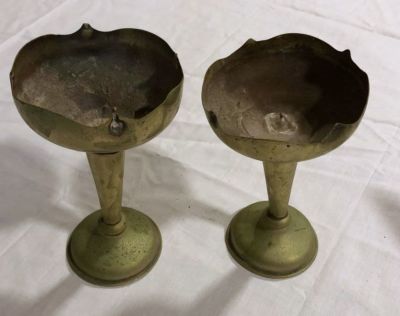 זוג פמוטי מתכת מוכספים מוכבדים ישנים חתומים (מתוקן ראה בתמונה) גובה 14 ס''מ קוטר 8 ס''מ קצת