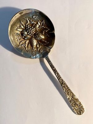 כף כסף סטרלינג עתיקה S.KIRK&amp;SON עם תבליטים - 13 ס"מ אורך - 27 גרם - חתום