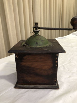 מתחנת פולי קפה עץ ומתכת עתיק חתום BREVETE צרפתי גובה 20 ס''מ גודל 14.5X14.5 ס''מ