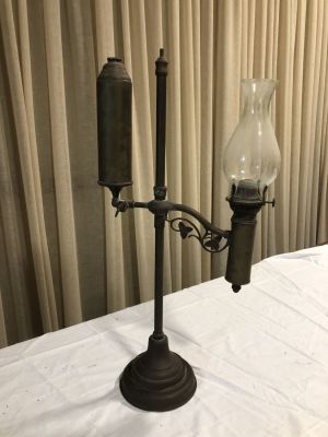 מנורת שמן עתיקה אנגלית חתומה ברונזה וזכוכית עם עיטורי עלים (בורג לא מקורי ראה בתמונה)