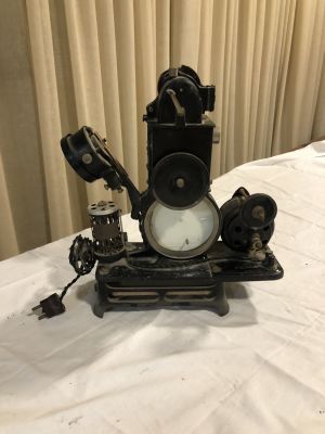 מכונת הסרטה 8 מ''מ PATHE BABY ישנה צרפתי חתום וממוספר מצב עבודה חסר גומייה גובה 35 ס''מ גודל 